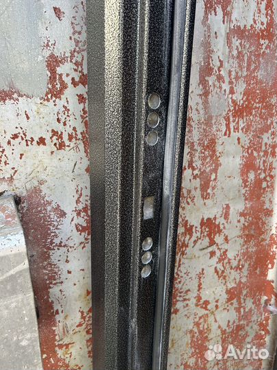 Дверь входная металлическая от застройщика