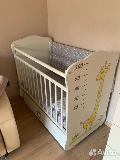 Детская кроватка с маятником и ящиком
