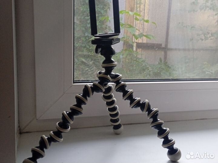 Продаю штатив, все ножки двигаются, хороший