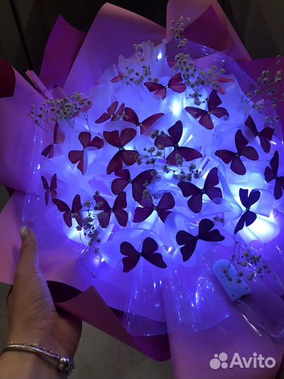 Букет из бабочек с цветами