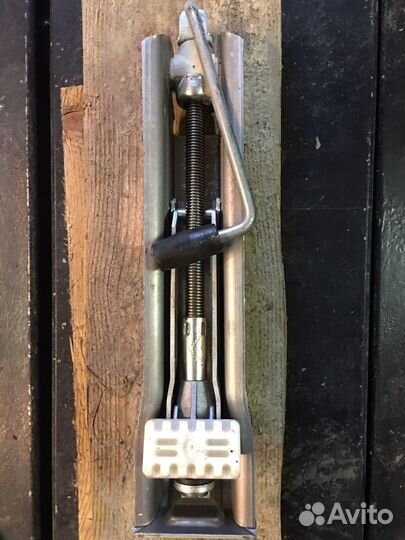 Домкрат от Мерседес 211