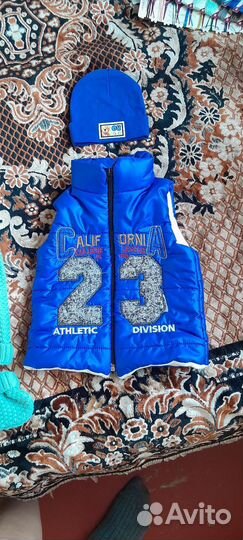 Детский костюм, желетка и ванночка для купания