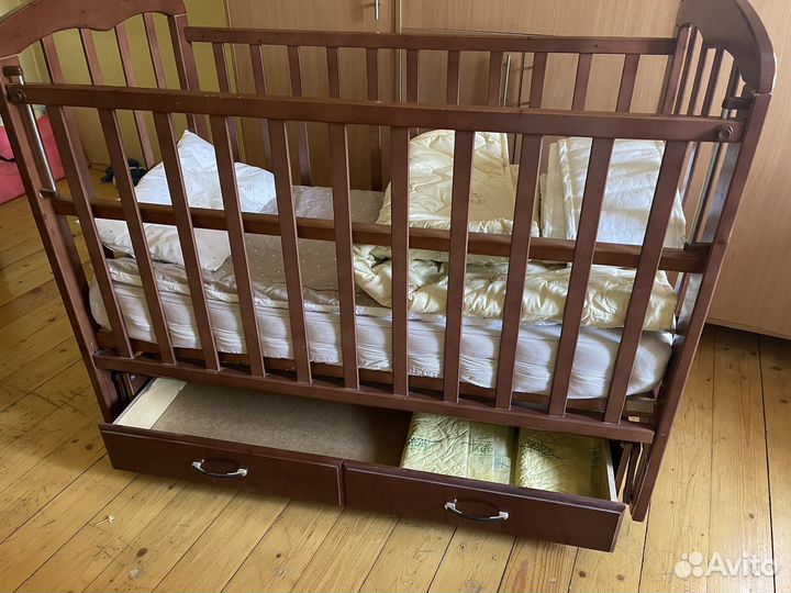 Детская кроватка с маятником и ящиком