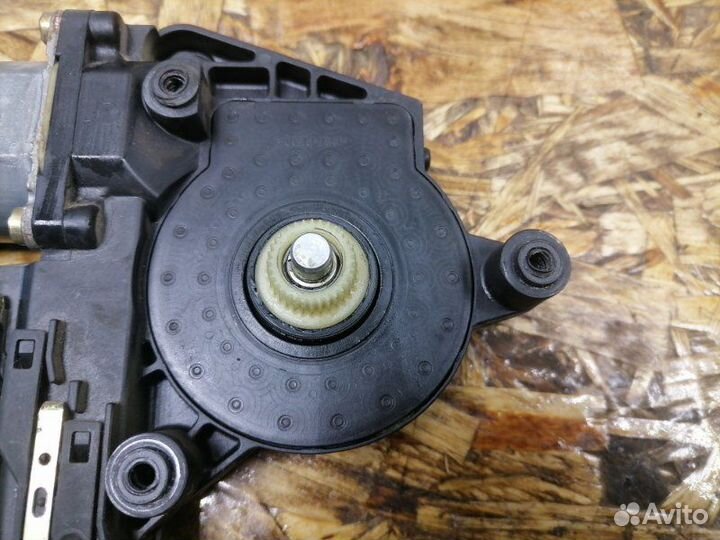 Моторчик стеклоподъемника передний правый Skoda