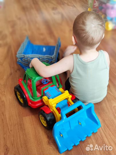 Большой трактор с прицепом