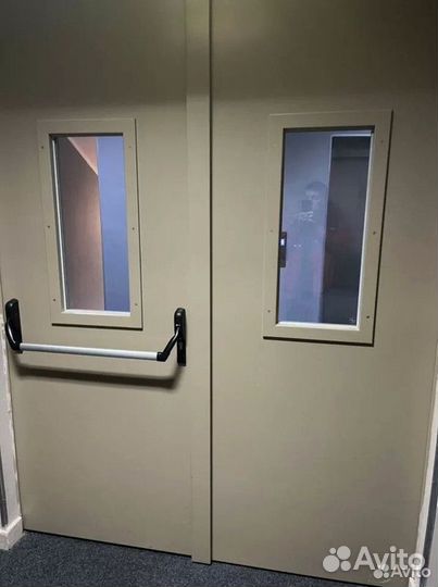 Входная противопожарная металлическая дверь