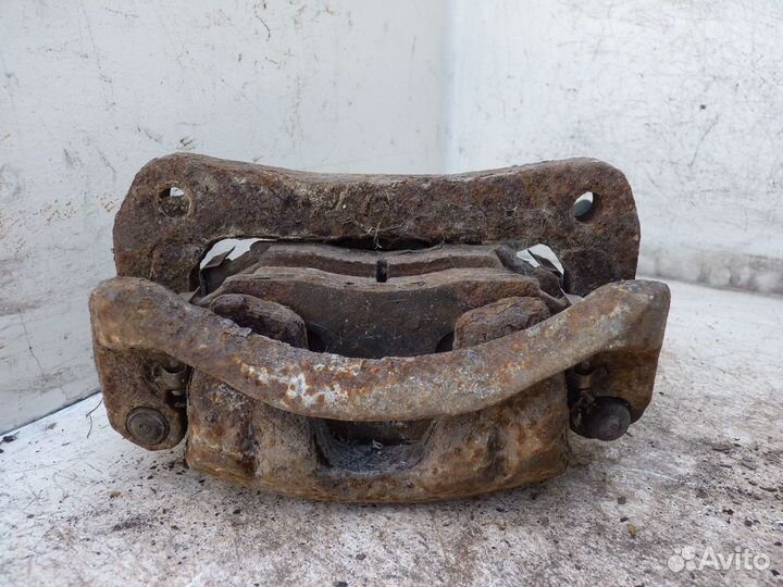 Суппорт передний Прав. Мицубиси Лансер 1990г седан