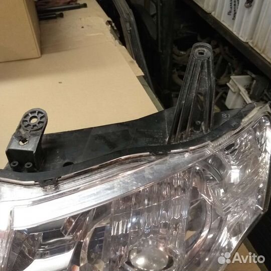 Фара mitsubishi pajero 4