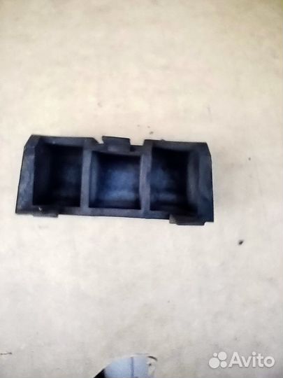 Демпфер,буфер решетки радиатора mitsubishi carisma