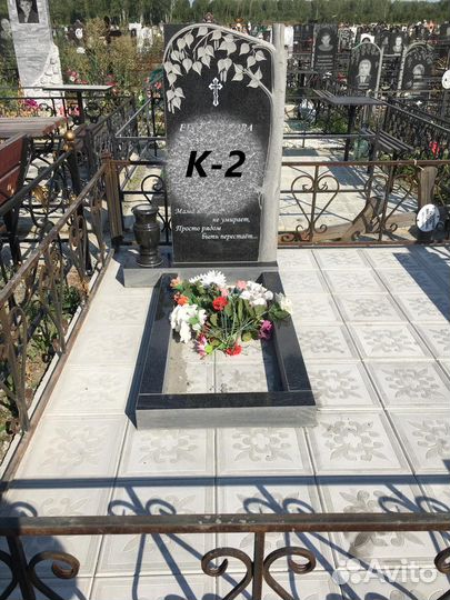 Фигурный памятник из натурального гранита