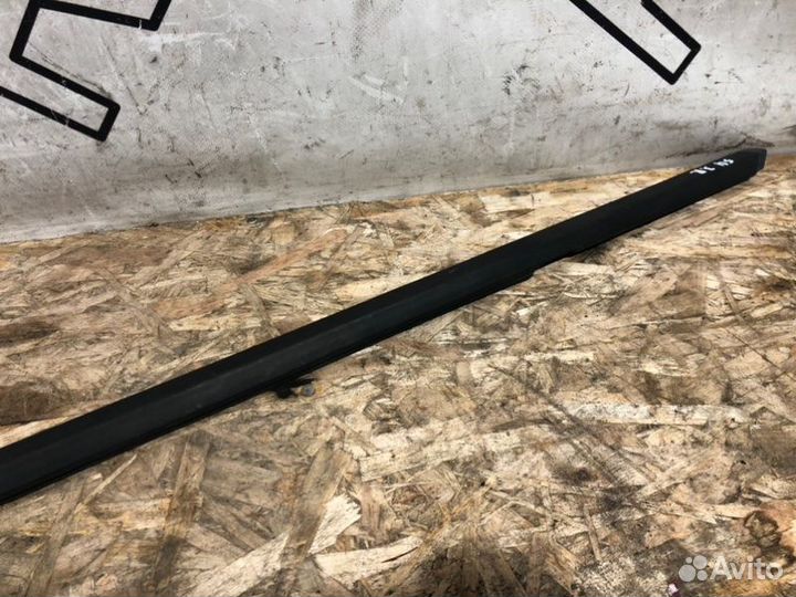 Молдинг стекла двери задний правый Jaguar Xe 1 До