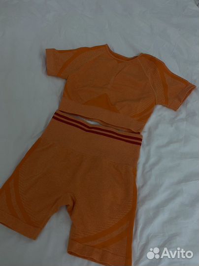 Спортивный комплект (топ и шорты)