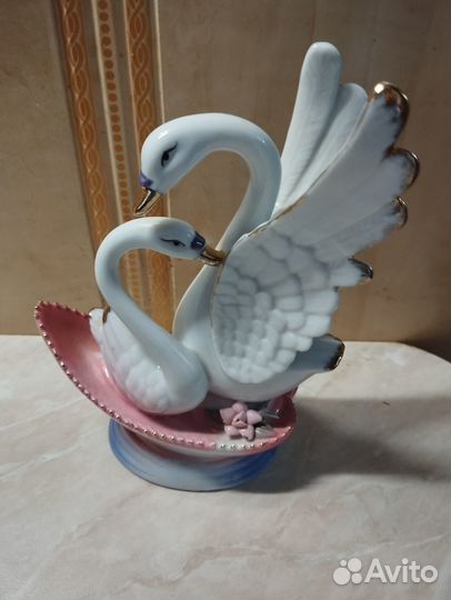 Статуэтка - сувенир лебеди