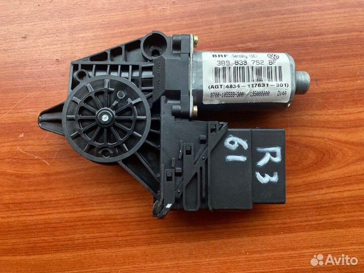 Мотор стеклоподъемника задний правый Vw Passat B5+