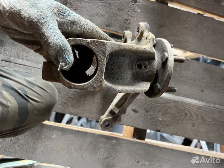 Поворотный кулак правый Ford Focus 2