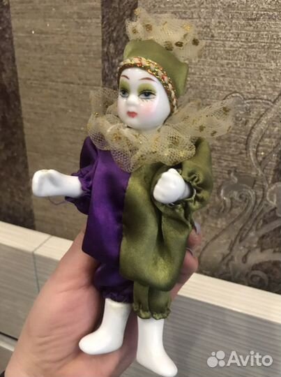 Кукла фарфоровая