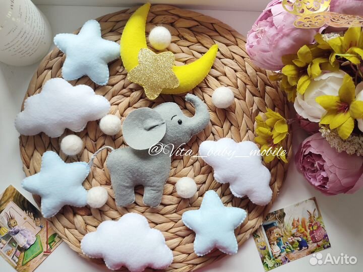 Мобиль ручной работы из фетра в кроватку малыша