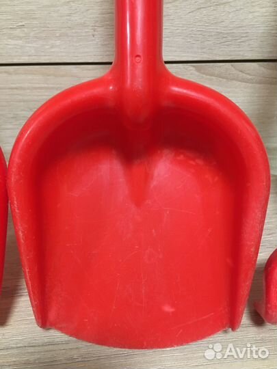 2 лопаты и грабли