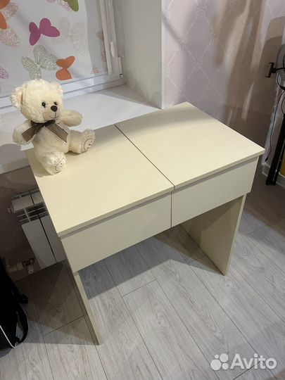 Туалетный столик с зеркалом