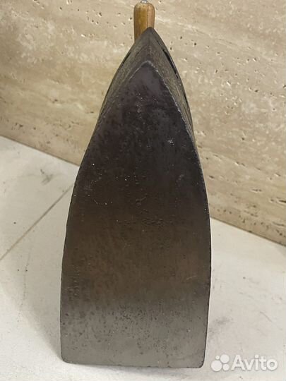 Старинный угольный утюг