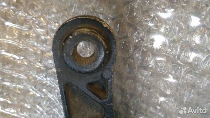 Поводок стеклоочистителя передний правый Audi A6