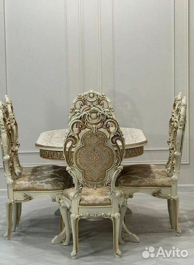 Стол кухонный и стулья