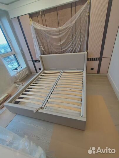 Двуспальная кровать с подъемным механизмом