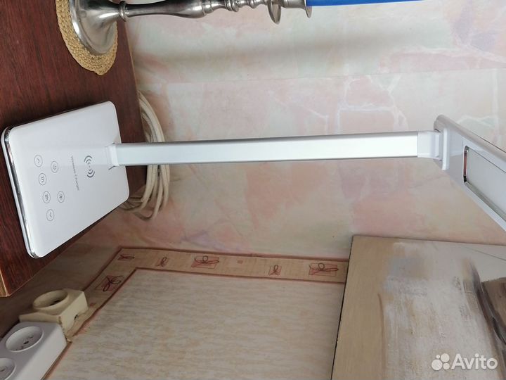 Лампа с беспроводной зарядкой