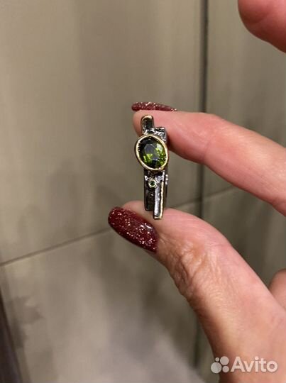 Кольцо с натуральным хризолитом