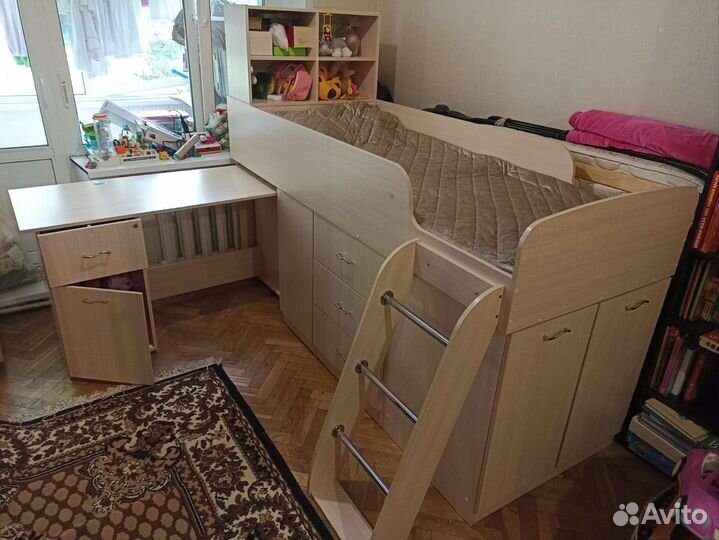 Универсальная кровать-стол для детской с матрасом