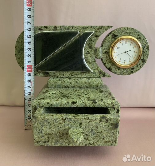 Шкатулка с часами из змеевика