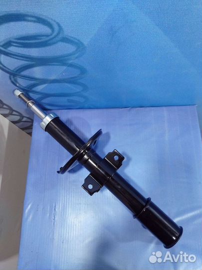 Амортизатор стойка перед Nissan terrano D10 Лев, П
