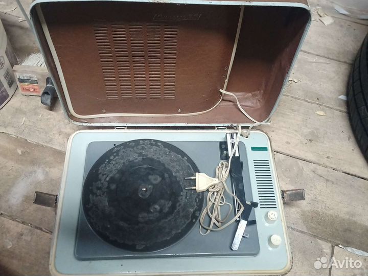 Переносной проигрыватель Юность 301