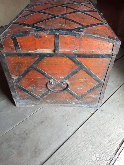 Сундук старинный