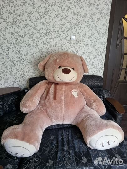 Большой плюшевый медведь