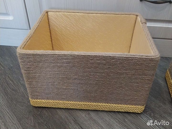 Коробка ручной работы из джута и игрушки вязаные