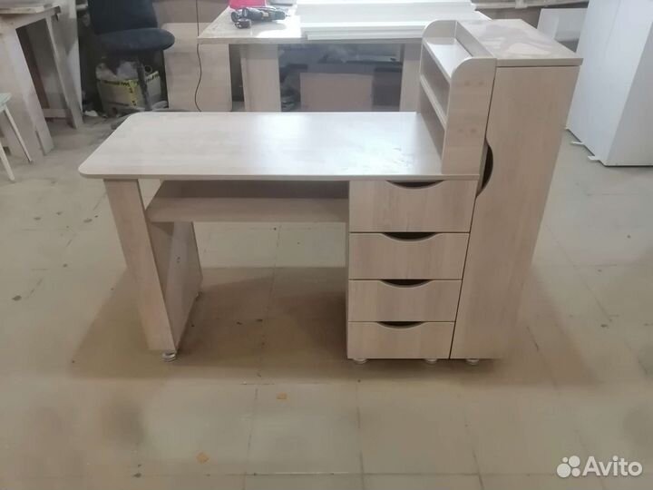 Маникюрный стол