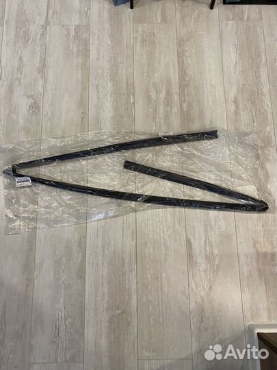 Уплотнитель переднего левого стекла Toyota Camry55