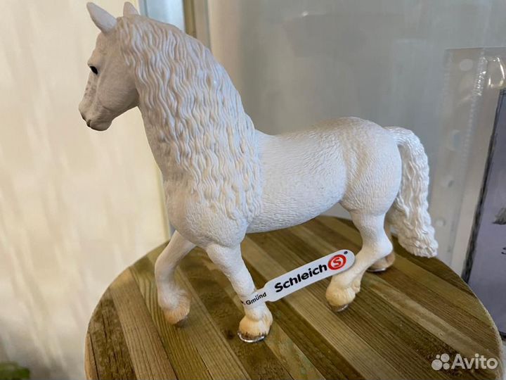 Белый фриз Schleich