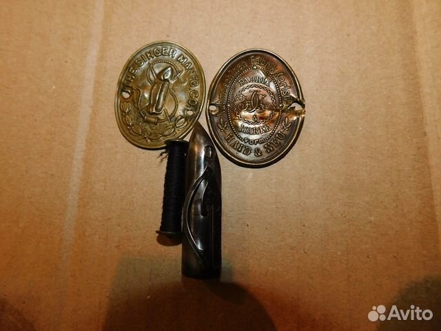 2 латунные шильды от старинных швей машин Зингер и