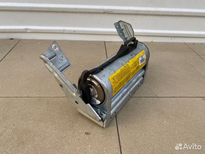 Подушка безопасности в торпедо Volkswagen Passat B