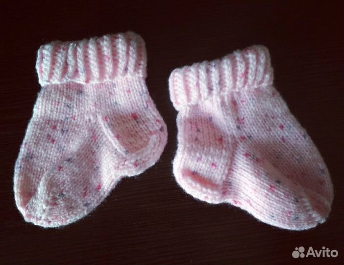 Детские вязаные носки и варежки
