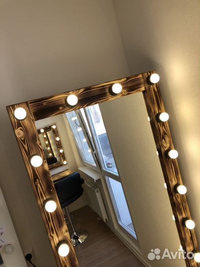 Гримерное зеркало с лампочками