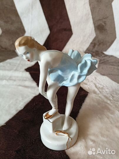 Фарфоровая статуэтка 