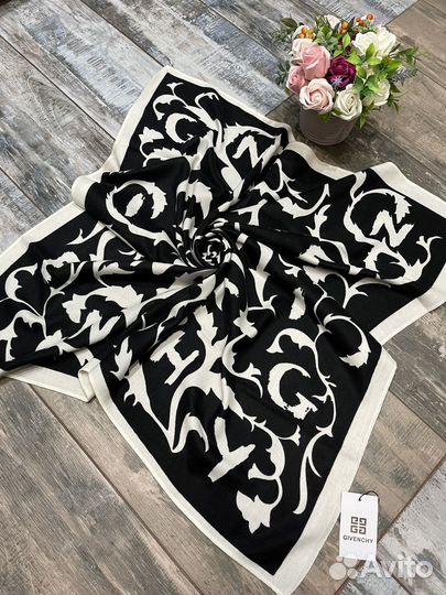 Платок шерстяной Givenchy черный с молочным новый