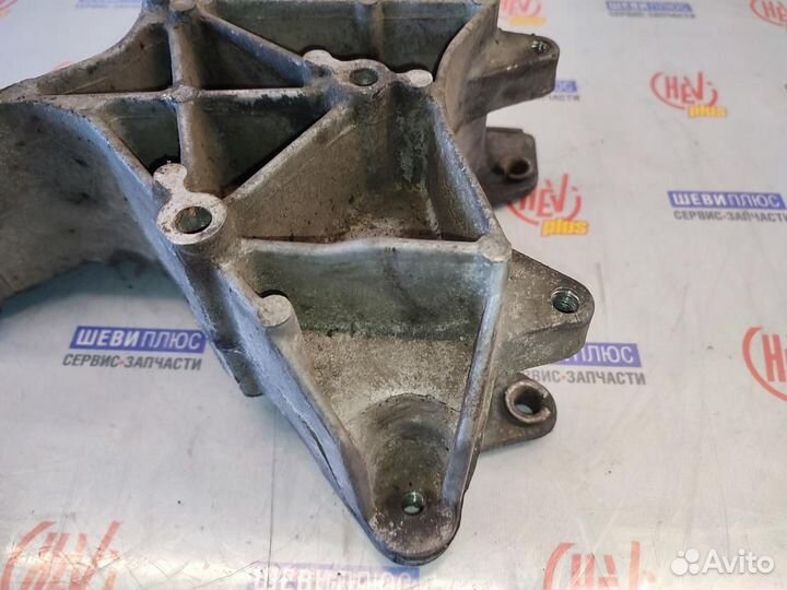 Кронштейн насоса Cadillac Escalade