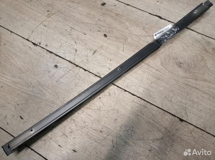 Накладка направляющей стойки стекла правая BMW X3