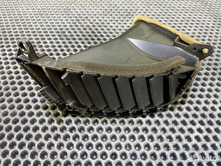 Дефлектор воздушный прав. Mitsubishi Triton