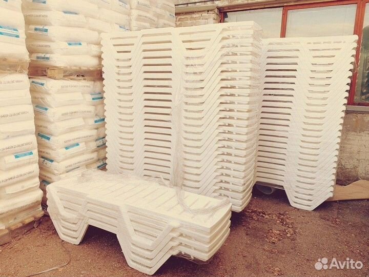 Пластиковый шезлонг лежак пляжный оптом арт 596147