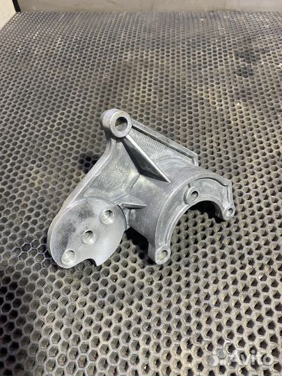 Кронштейн насоса Гур Jeep Liberty KJ 2.5-2.8d